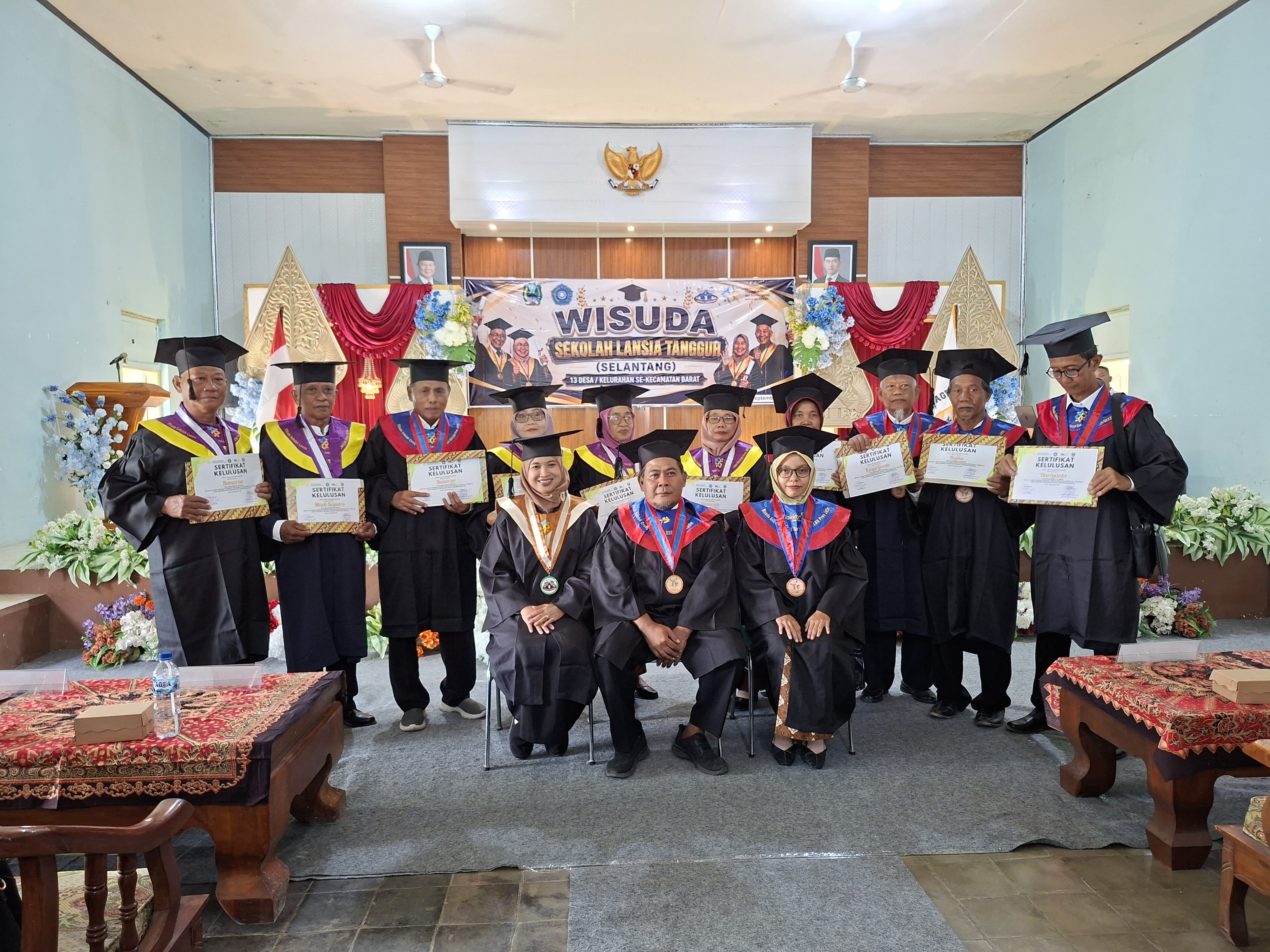 WISUDA SEKOLAH LANSIA TANGGUH SELANTANG KECAMATAN BARAT